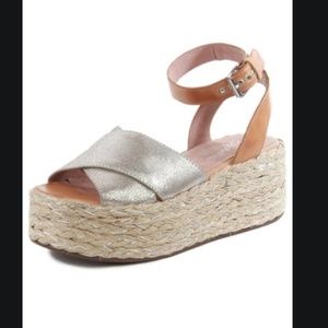 Seychelles Much publicized metallic wedge